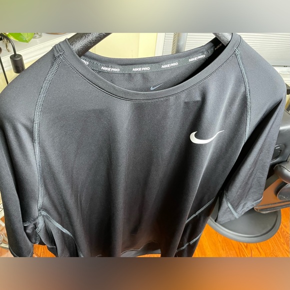 Beautiful Nike Pro T-Shirt - Picture 2 of 4